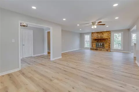 Living - 201 Arrowhead Trl, Easley, SC 29642 photo 5 of 9