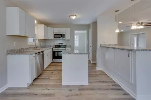 Kitchen - 201 Arrowhead Trl, Easley, SC 29642 photo 4 of 9