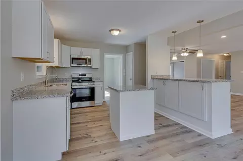 Kitchen - 201 Arrowhead Trl, Easley, SC 29642 photo 5 of 9