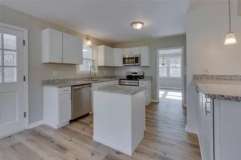 Kitchen - 201 Arrowhead Trl, Easley, SC 29642 photo 6 of 9