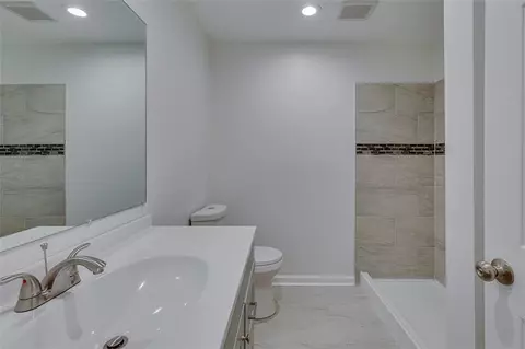 Bath - 201 Arrowhead Trl, Easley, SC 29642 photo 3 of 4