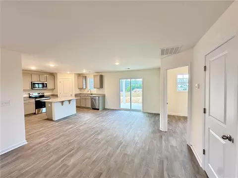 Living - 511 Seaborn Cir, Pendleton, SC 29670 photo 3 of 5