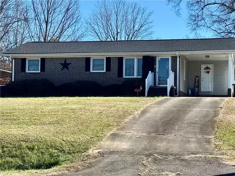 512 Overbrook Dr, Seneca, SC 29678