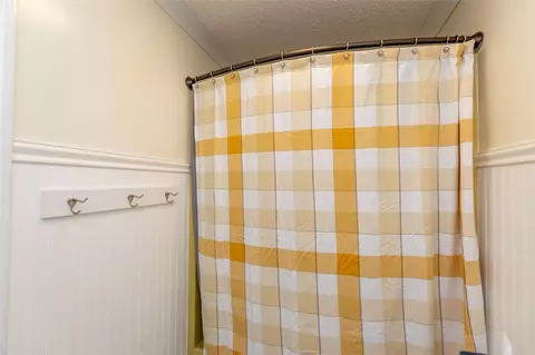 Bath - 102 Fairview Ct, Easley, SC 29642 photo 3 of 5