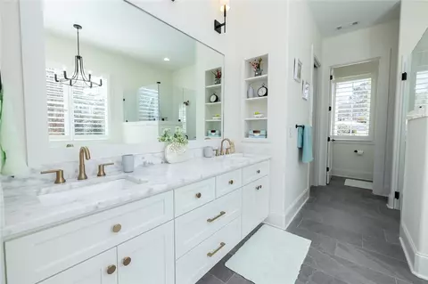 Bath - 516 Pointe West Dr, Seneca, SC 29672 photo 1 of 6