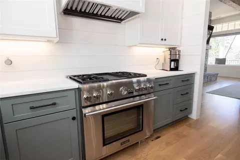 Kitchen - 516 Pointe West Dr, Seneca, SC 29672 photo 4 of 6