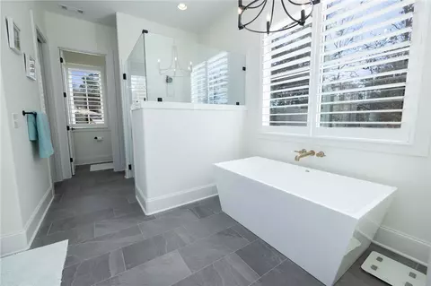 Bath - 516 Pointe West Dr, Seneca, SC 29672 photo 2 of 6