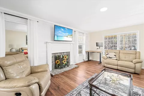 Living - 110 Singing Waters Dr, Seneca, SC 29672 photo 2 of 4