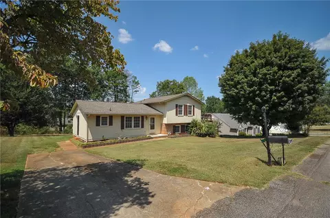 514 Shady Pine Dr, Seneca, SC 29678