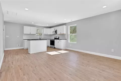 Living - 1507 Bennett Dr, Anderson, SC 29621 photo 2 of 5