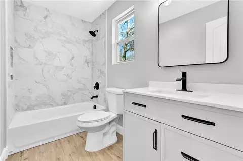 Bath - 1507 Bennett Dr, Anderson, SC 29621 photo 2 of 5