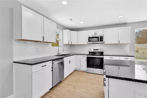 Kitchen - 1507 Bennett Dr, Anderson, SC 29621 photo 4 of 5