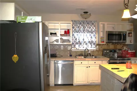 Kitchen - 281 Rivers Edge Dr, Easley, SC 29642 photo 3 of 4