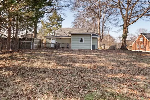 Exterior - 902 E 2 Ave, Easley, SC 29640 photo 5 of 7