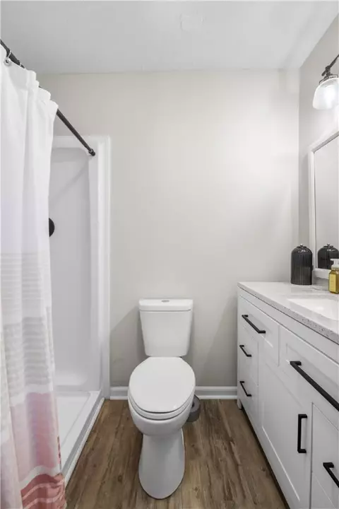 Bath - 902 E 2 Ave, Easley, SC 29640 photo 1 of 3