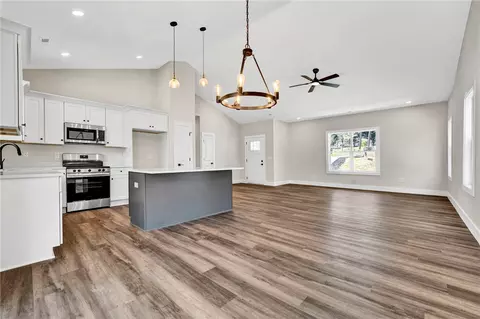 Living - 203 Castlebrook Dr, Walhalla, SC 29691 photo 1 of 2