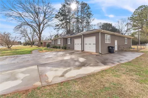 Exterior - 1611 E Calhoun St, Anderson, SC 29621 photo 2 of 10