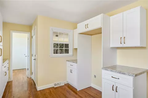 Entry Way - 24 Joy Cir, Walhalla, SC 29691 photo 2 of 3