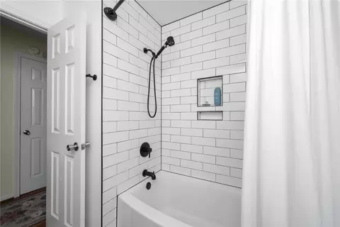 Bath - 212 Dayton Dr, Easley, SC 29642 photo 2 of 5