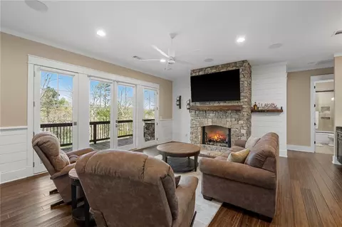 Living - 114 Peninsula Ct, Sunset, SC 29685 photo 4 of 4