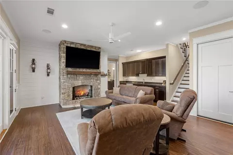 Living - 114 Peninsula Ct, Sunset, SC 29685 photo 3 of 4