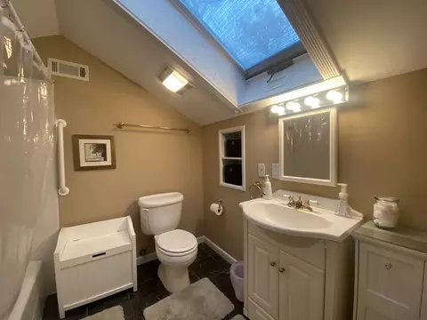 Bath - 364 Cardinal Ln, Toccoa, GA 30577 photo 2 of 4