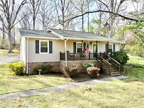 156 Fieldcrest Dr, Central, SC 29630