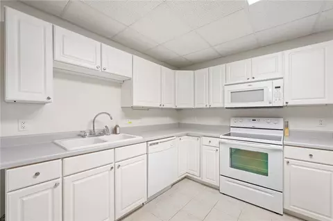 Kitchen - 219 Chattan Ct, Walhalla, SC 29691 photo 5 of 5