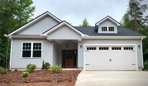 104 Player Ln, Westminster, SC 29693
