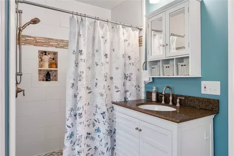 Bath - 54 Abbott Ln, Walhalla, SC 29691 photo 2 of 4