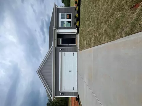 24 Halsey St, Central, SC 29630