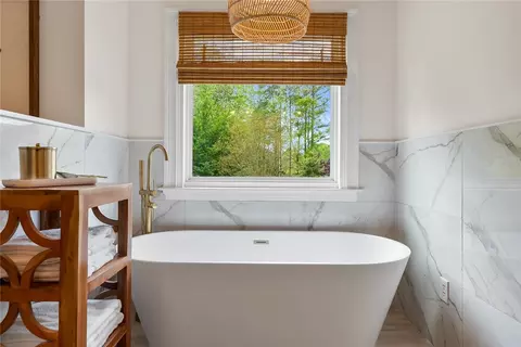 Bath - 105 Caversham Ln, Anderson, SC 29621 photo 4 of 8