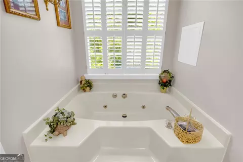 Bath - 20 Shenandoah Dr, Toccoa, GA 30577 photo 2 of 4
