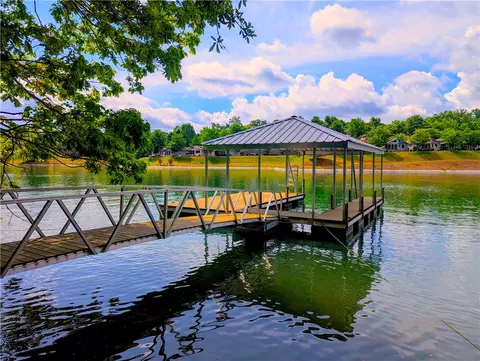 541 Peninsula Rd, West Union, SC 29696