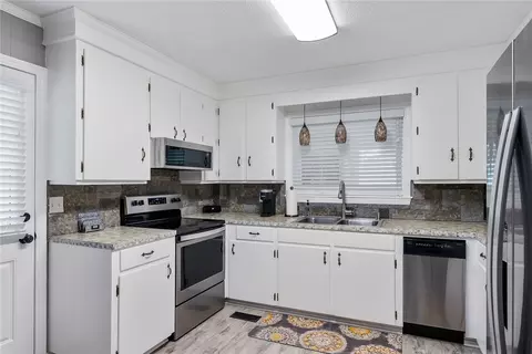 Kitchen - 1101 Oak Dr, Pendleton, SC 29670 photo 2 of 4