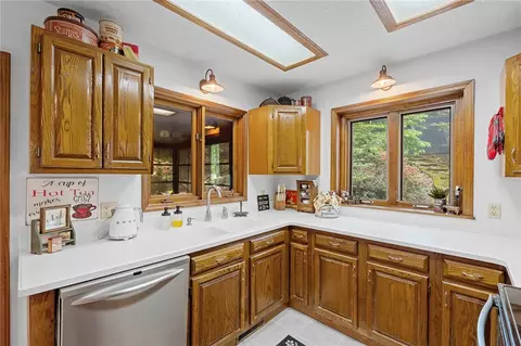 Kitchen - 101 Broken Bow Run, Pickens, SC 29671 photo 4 of 6