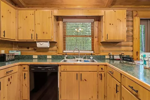 Kitchen - 119 Deerwood Dr, Westminster, SC 29693 photo 3 of 4