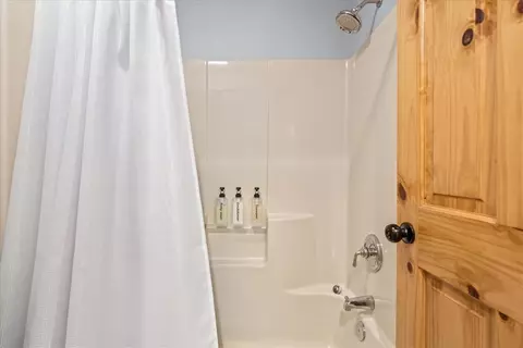Bath - 119 Deerwood Dr, Westminster, SC 29693 photo 3 of 5