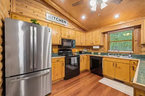 Kitchen - 119 Deerwood Dr, Westminster, SC 29693 photo 2 of 4