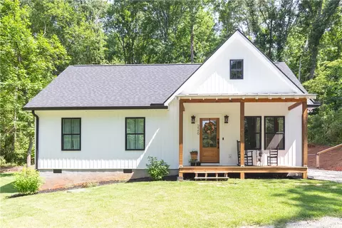 226 Edgewood Dr, Seneca, SC 29678