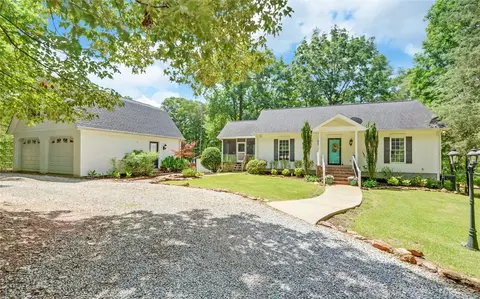 77 Joy Ln, Hartwell, GA 30643