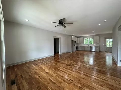 Living - 190 Jefferson Pl, Walhalla, SC 29691 photo 4 of 4