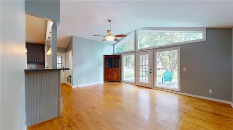 Living - 209 Heather Dr, Central, SC 29630 photo 7 of 9