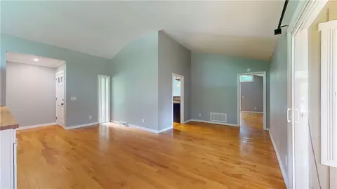 Living - 209 Heather Dr, Central, SC 29630 photo 4 of 9