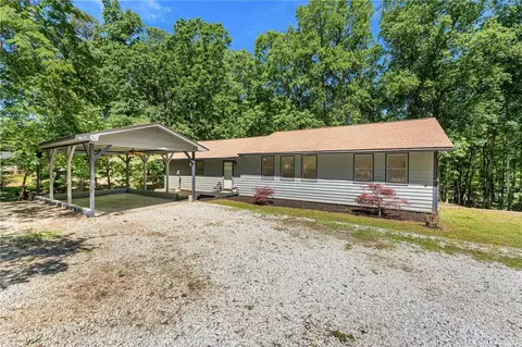 131 Shoreside Dr, Martin, GA 30557