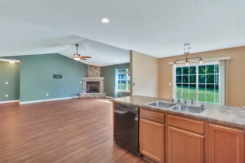 Living - 123 Stevens Ct, Williamston, SC 29697 photo 5 of 5