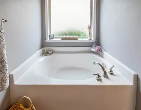 Bath - 653 Chartwell Dr, Greer, SC 29650 photo 6 of 7