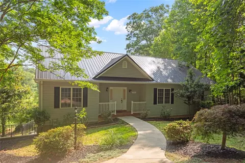 204 Lakeside Dr, Walhalla, SC 29691