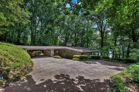1613 S Arlington Dr, Seneca, SC 29672