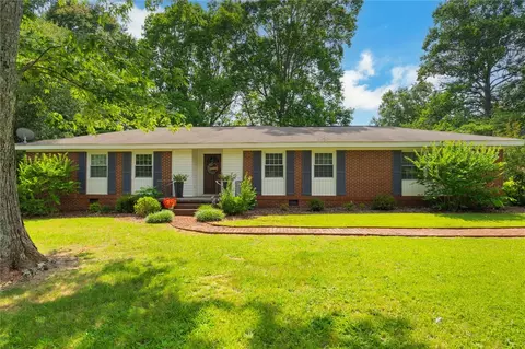 1111 Briarwood Dr, Seneca, SC 29672